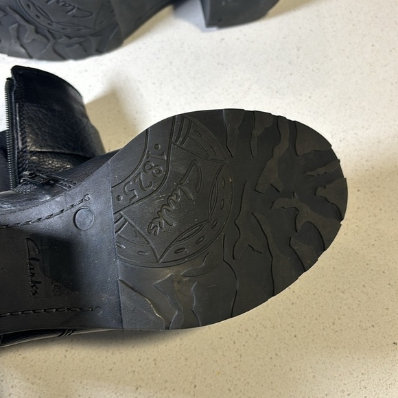 Ladies CLARKS BLACK LEATHER BOOTS WITH BUCKLES - Picture 8 of 9